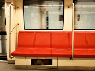 红色真皮火车长凳